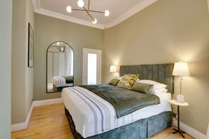 2 bedrooms, desk, iron/ironing board, free WiFi - Designer Retreat by Green Park (Greater London)