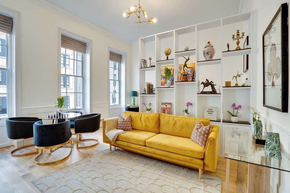 Una televisión, una chimenea, una oficina