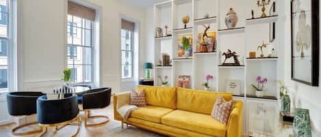 Una televisión, una chimenea, una oficina