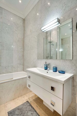 Shower, hair dryer, towels, shampoo - Designer Retreat by Green Park (Greater London)