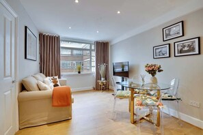 Smart TV, offices - Glamorous Art Deco Flat in Chelsea (Greater London)