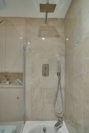 Shower, hair dryer, towels, shampoo - Glamorous Art Deco Flat in Chelsea (Greater London)