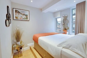 1 bedroom, desk, iron/ironing board, free WiFi - Glamorous Art Deco Flat in Chelsea (Greater London)