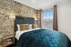 2 bedrooms, in-room safe, iron/ironing board, travel cot - Modern Flat with Rooftop Views (Greater London)