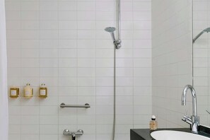 Hair dryer, towels, soap, shampoo - S&A Vondel Park Hotel (Amsterdam)