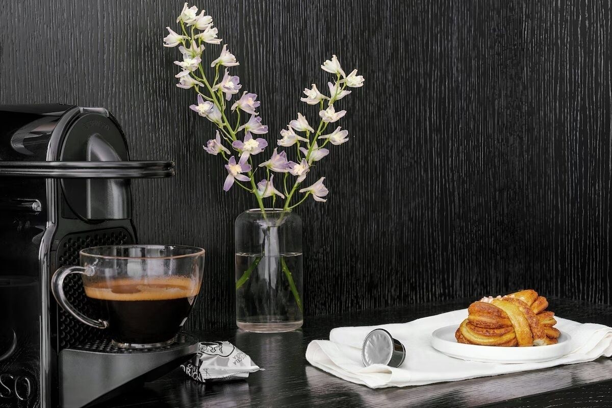 خزنة داخل الغرفة ومكتب ومساحة عمل للكمبيوتر المحمول ومكواة/لوح كي