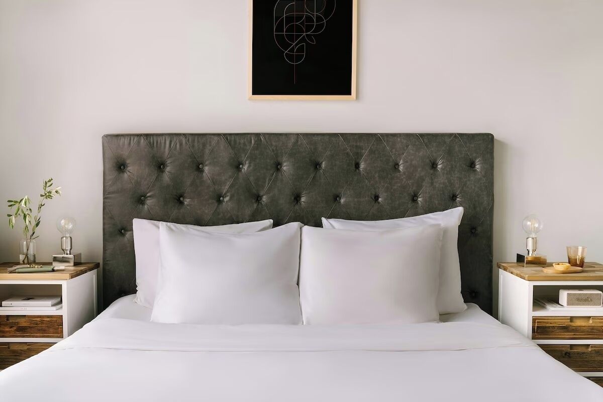 Quarto casal clássico | Cofres nos quartos, escrivaninha, espaço de trabalho para notebook