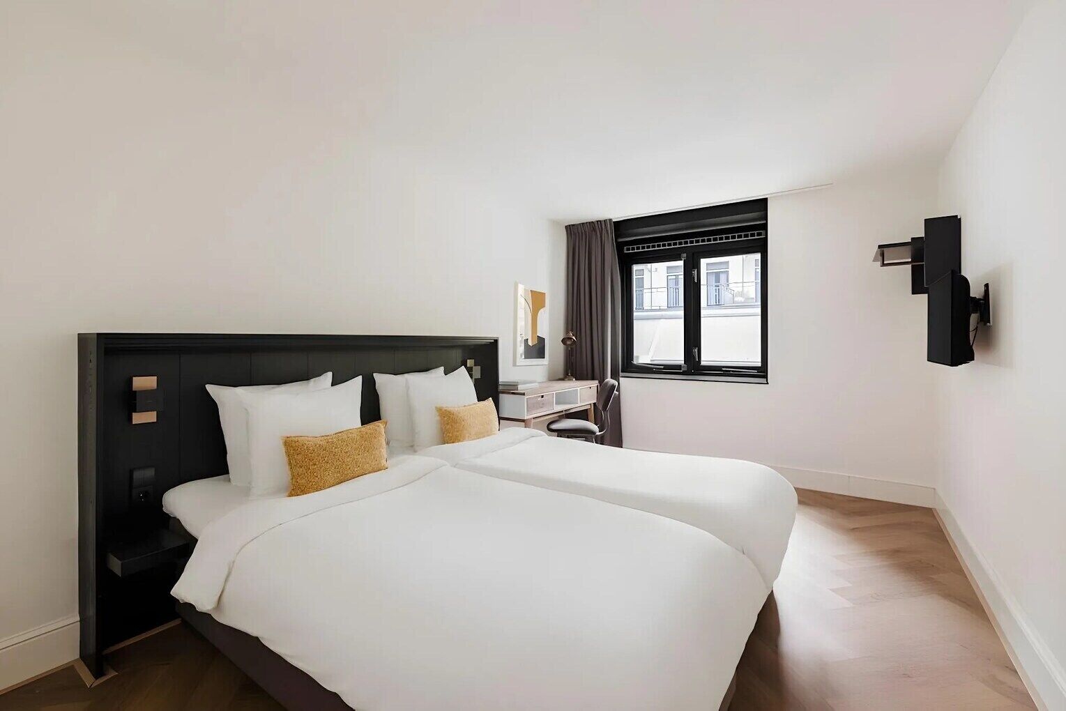 خزنة داخل الغرفة ومكتب ومساحة عمل للكمبيوتر المحمول ومكواة/لوح كي