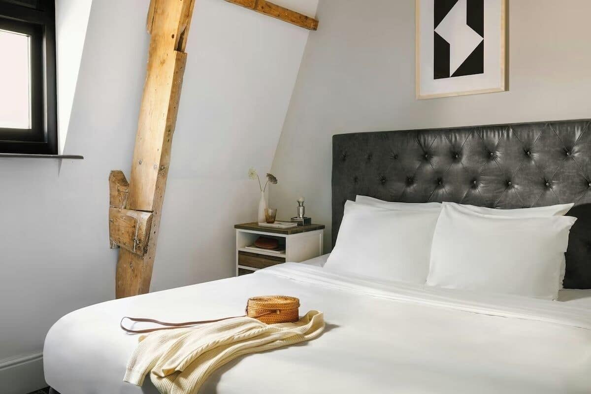 Superior Double Room | Caja de seguridad en la habitación y escritorio