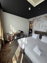 Superior Grand Room | 객실 내 금고, 책상, 노트북 작업 공간, 다리미/다리미판