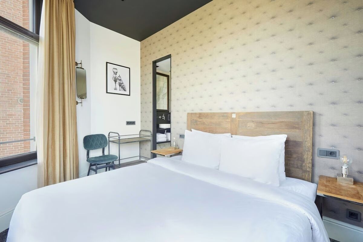 خزنة داخل الغرفة ومكتب ومساحة عمل للكمبيوتر المحمول ومكواة/لوح كي