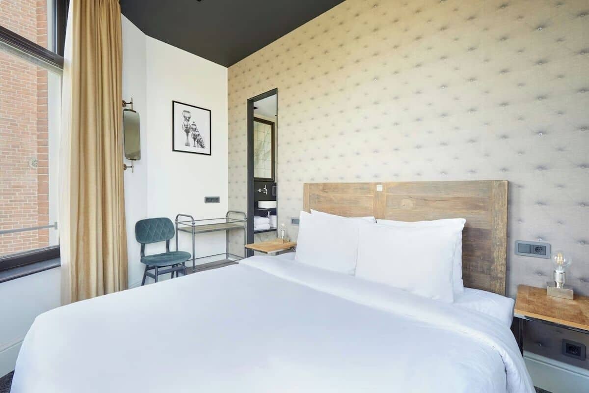 Caja de seguridad en la habitación y escritorio