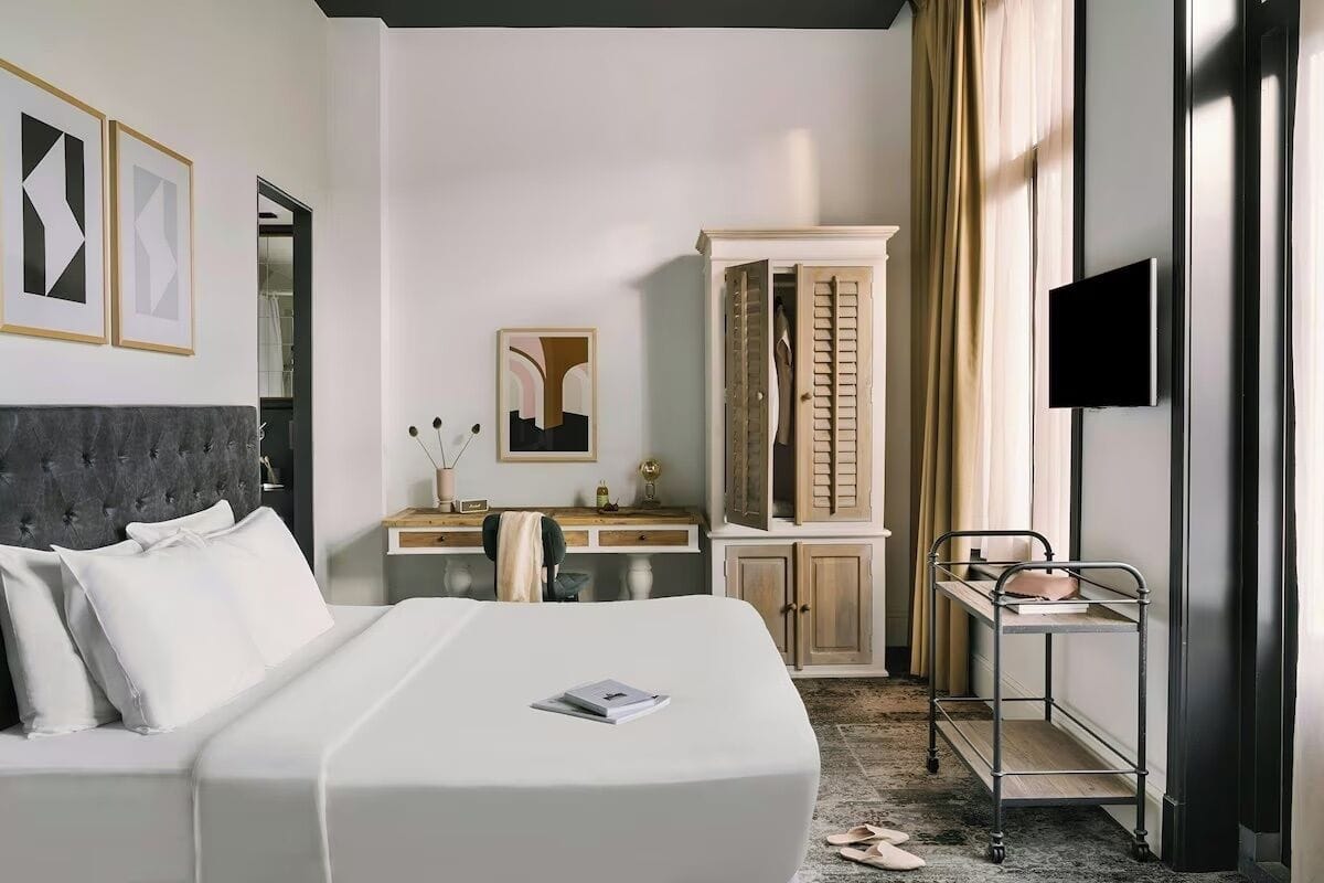 Superior Grand Room | Caja de seguridad en la habitación y escritorio