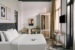 Superior Grand Room | Cofres nos quartos, escrivaninha, espaço de trabalho para notebook