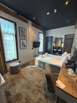 Superior Grand Room | 房內夾萬、書桌、手提電腦工作空間、熨斗/熨衫板