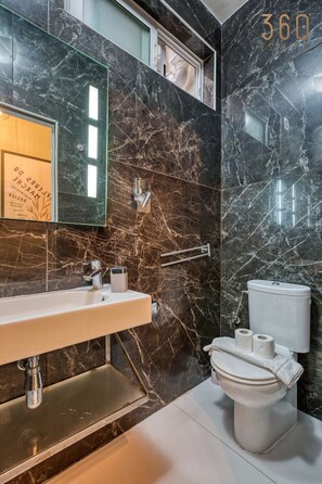 Amenidades de baño gratuitas, secadora de cabello, toallas 