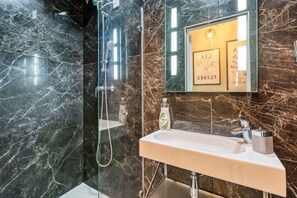 Free toiletries, hair dryer, towels, toilet paper - Spacious 1BR home w/WIFI in the centre of Gzira (Gżira)