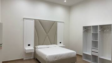 Chambre Junior, vue ville | Bureau, espace de travail pour ordinateur portable