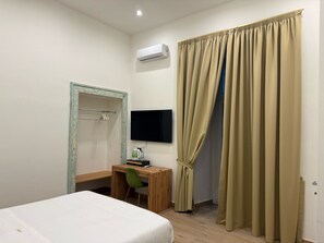 Comfort Double Room | Desk, laptop workspace, soundproofing, iron/ironing board - Chiaia Lifestyle (Naples)