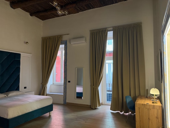 Camera Junior, vista città | Una scrivania, postazione laptop, insonorizzazione, ferro/asse da stiro