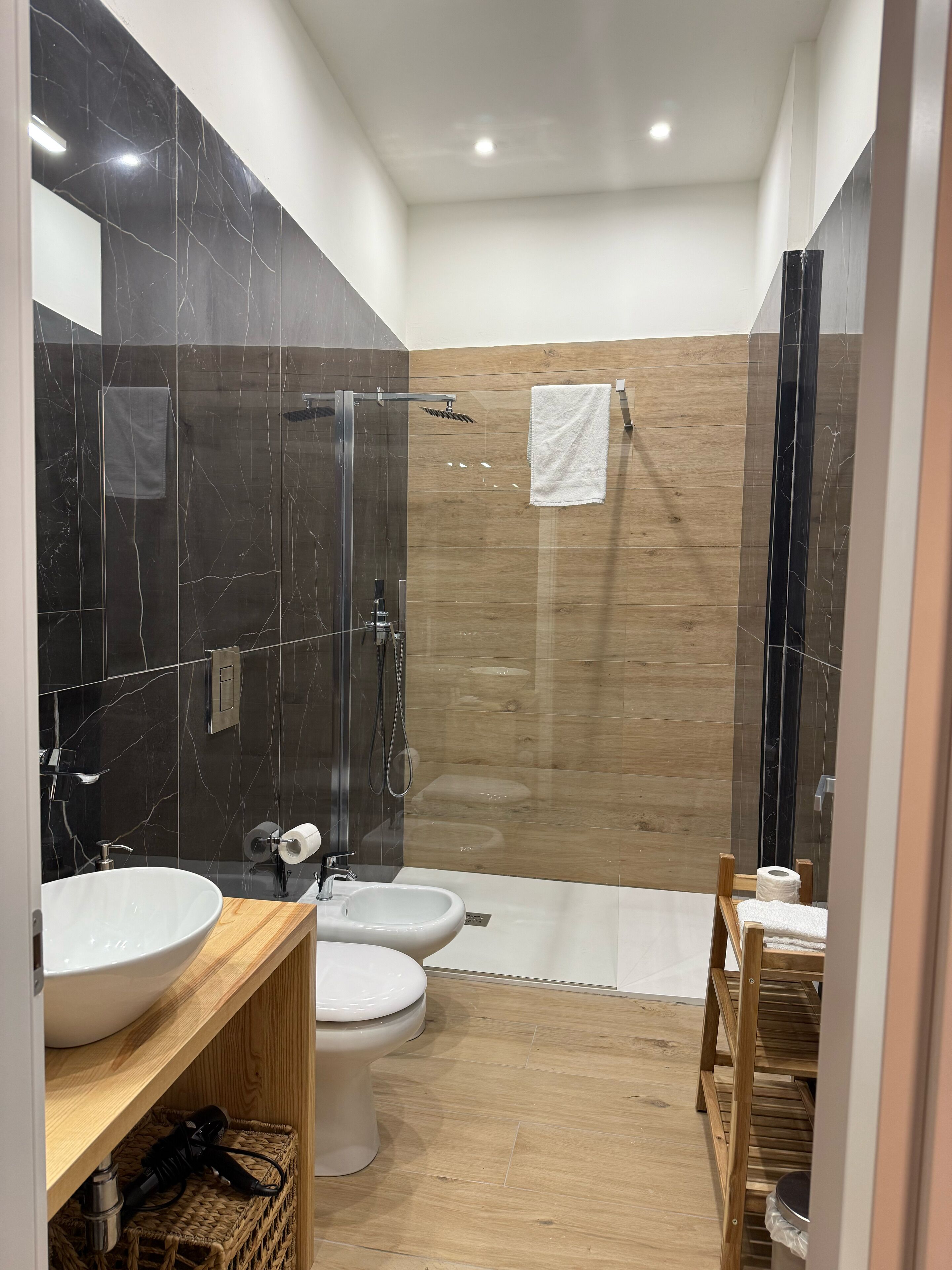 Junior Room, City View | Bathroom | Shower, hair dryer, towels