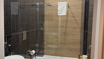 Chambre Junior, vue ville | Salle de bain | Douche, sĂšche-cheveux, serviettes fournies