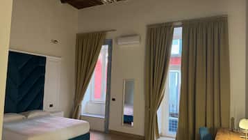 Junior-Zimmer, Stadtblick | Schreibtisch, laptopgeeigneter Arbeitsplatz, schallisolierte Zimmer