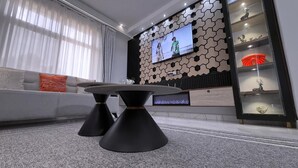 컴포트 아파트, 발코니, 시내 전망 | 거실 공간 | 디지털 채널 시청이 가능한 47인치 스마트 TV, 벽난로