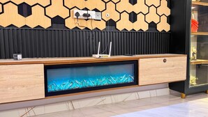 컴포트 아파트, 발코니, 시내 전망 | 거실 공간 | 디지털 채널 시청이 가능한 47인치 스마트 TV, 벽난로
