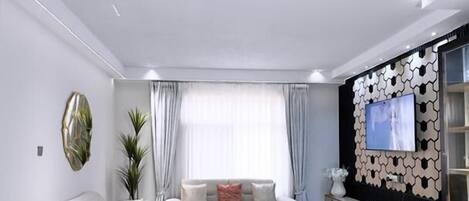 Leilighet – comfort, balkong, byutsikt | Oppholdsområde | En 47-tommers smart-TV med digitale kanaler