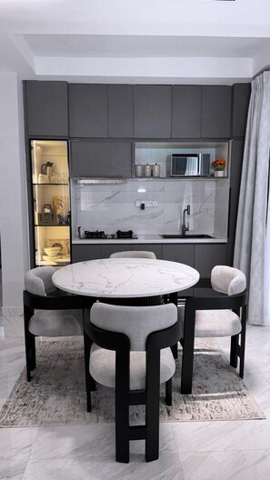 Appartamento Comfort, balcone, vista città | Cucina privata