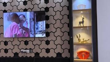 Apartamento Confort, balcón, vistas a la ciudad | Zona de estar | Smart TV de 47 pulgadas con canales digitales