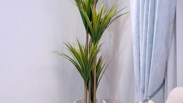 Comfort appartement, balkon, uitzicht op stad | Woonruimte | Een 47-inch smart-tv met digitale zenders