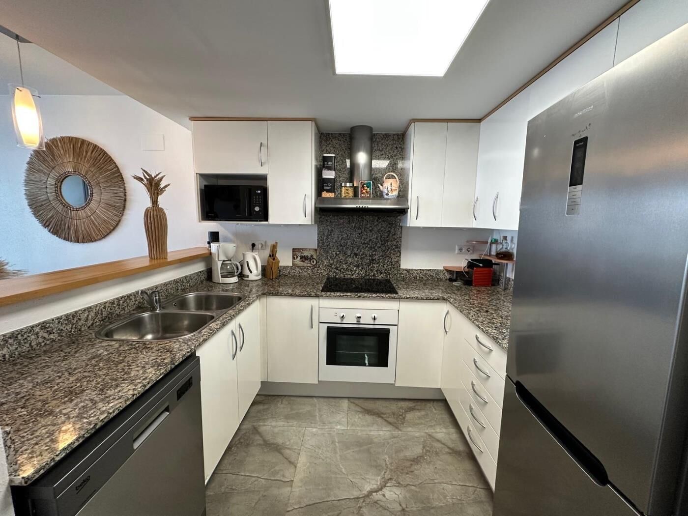 Réfrigérateur, micro-ondes, four, lave-vaisselle