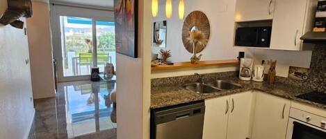 Frigorífico, microondas, horno y lavavajillas