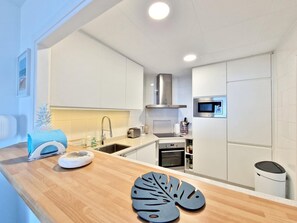 Coffee/tea maker, fridge, microwave, oven - Exclusive flat with sea views and garden AV 87 (ROSES)