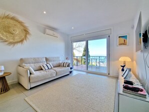 TV - Exclusive flat with sea views and garden AV 87 (ROSES)