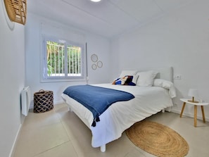 3 bedrooms - Exclusive flat with sea views and garden AV 87 (ROSES)