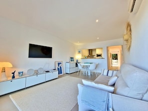 TV - Exclusive flat with sea views and garden AV 87 (ROSES)