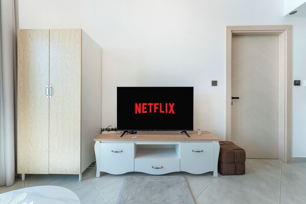 Television - Modern 1BR with Pool and Gym Al Jaddaf (Dubai)