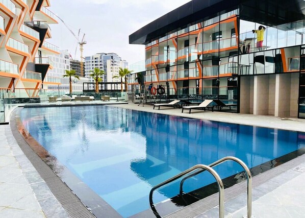 Una piscina al aire libre
