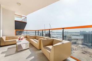 Departamento Deluxe, 1 habitación, para no fumadores, vista a la ciudad | Balcón