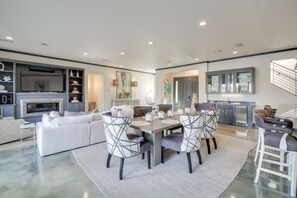 House (4 Bedrooms) | Interior - Private Pool & Slip: Luxury Lake Hamilton Home! (Hot Springs)