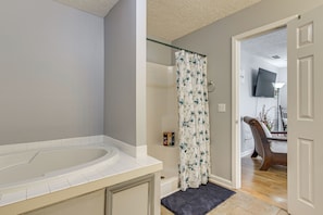 Interior - Near Tennessee River! Pet-friendly Family Cottage! (Savannah)