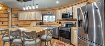 Mtn-view Retreat w/ Yard: 4 Mi to Dtwn Lincoln