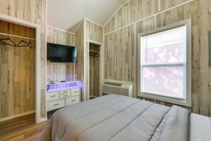 Cottage (2 Bedrooms) | Interior - Pet-friendly Picayune Tiny Home: 4 Mi to Dtwn! (Picayune)