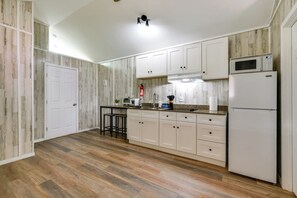 Cottage (2 Bedrooms) | Interior - Pet-friendly Picayune Tiny Home: 4 Mi to Dtwn! (Picayune)