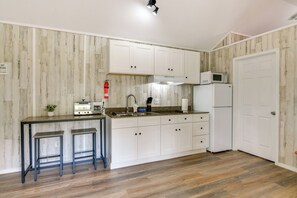 Cottage (2 Bedrooms) | Interior - Pet-friendly Picayune Tiny Home: 4 Mi to Dtwn! (Picayune)