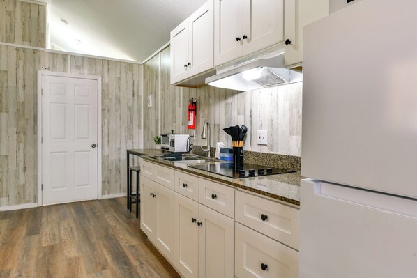 Cottage (2 Bedrooms) | Interior - Pet-friendly Picayune Tiny Home: 4 Mi to Dtwn! (Picayune)