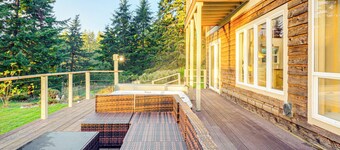 Pacific View Home: Hot Tub & Ocean/valley Views!